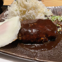 黒毛和牛専門 天の幸山の幸 淀屋橋店  - 右奥がハラミ肉です。サラダのドレッシングもふんだんにかかってますし、デミグラスソースもたっぷり。