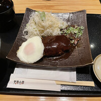 黒毛和牛専門 天の幸山の幸 淀屋橋店  - ご飯、味噌汁、お漬物がついてます。