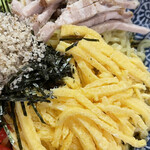 橋本屋 - 錦糸卵と刻み海苔、擦り胡麻、チャーシュー