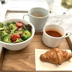 BALCON TOKYO - これで少なめ⁈のサラダ。このクロワッサンが美味♡