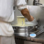 自家製麺 くろ松 - 茹で釜で麺線を整えます！凄い‼︎