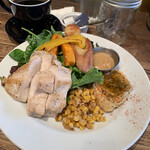 ザ・シティ・ベーカリー - このサラダにちょこっとのっているバケットが絶品♡