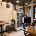 ラ・カザワ - 店内はレトロな雰囲気