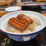 中村庵 - うな丼。鰻はコレだけですが、ご飯のボリュームはしっかりあります。お新香で上手く帳尻合わせ(^^)