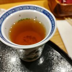芳味亭 - お茶に見えるけれど、おいしいコンソメスープ。