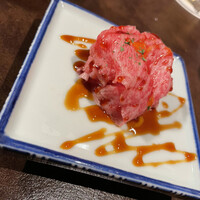 焼肉やまちゃん - 厚さ0.7mmカットのサーロインユッケ