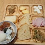 お日さまのえがお - ごはんに肉そぼろ、とろろ、温泉卵、大根煮、きざみのり、パンは食パンとハニーアップルブロード、ロースハム、もやしナムル？、デザート3種類