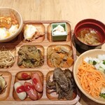 Ohisama No Egao - 色んな野菜料理にソーセージ、豆腐、1口だけオムライス、味噌汁