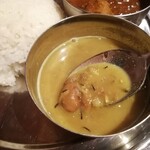 DUNA TAPARI - 豆スープ　これは初めての味　龍角散の飴みたいな風味もあり　でもチキンカレーと混ぜたら美味しくなった