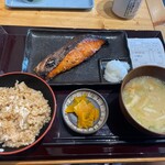 干物炭火焼 はじめ食堂 - 鮭西京漬け定食＋五目発酵玄米