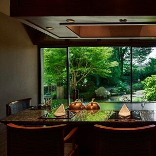 鉄板焼コースは目の前で料理を仕上げるカウンター席でご案内します。