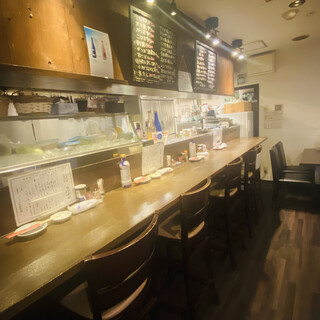 The inside of the store is warm and homey. Saku-drinkers and female customers are also welcome.