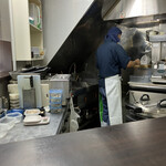 峠の蕎麦 - きれいに磨かれたステンレス什器と整理された厨房