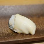 すし匠 - さっと湯にくぐらせ、酢で〆た牡蠣
