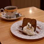キャピタルコーヒー - 料理写真:[左奥]秋ブレンド 秋桜＠税込560円│[手前]自家製コーヒーシフォンケーキ＠税込460円