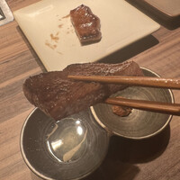 焼肉うしごろ 横浜店 - 究極の厚切り牛タン。そのままでも美味いがレモンと山椒味噌をつけて。