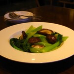 上海ヌードル 珊 - 青梗菜と椎茸の塩炒め