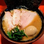 横浜ラーメン 斎藤家 - チャーシューメン並＋玉子