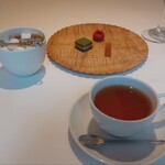 フランス料理 壺中天 - 紅茶と小菓子も余韻が残って美味しかったです。