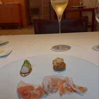 フランス料理 壺中天 - 口取りは繊細で上品です。特に生ハムは口の中で溶けました。