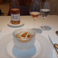 フランス料理 壺中天 - ウニと海老のコンソメにロゼ。矛盾はしてませんが、個人的にはブルゴーニュのシャルドネの方が合う気がしました。