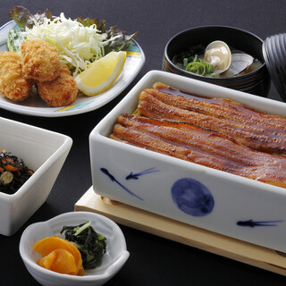 [Mame Tanuki] The specialty is conger eel rice! Inn Cafeterias and bar along Miyajima Sando