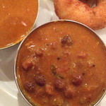 ニルワナム 虎ノ門店 - 黒ヒヨコ豆たっぷりのKadala Curryはクレンズ作用がある。