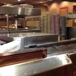 Heiroku Sushi - 2013/04 平日の夜９時、店内は半分閉鎖され、狭い場所に押し込まれたのだ。まあ、お寿司を握れる（というか作れる）店員さんがひとりぐらいしか）いないので仕方ないかもしれないが…