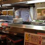 Heiroku Sushi - 2013/04 まあ、お寿司を握れる（というか作れる）店員さんがひとりぐらいしか）いないので仕方ないかもしれないが…店内は半分閉鎖されているのだ