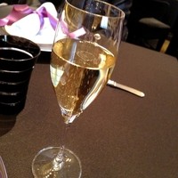 ガストロノミー ジョエル・ロブション - 真ん中に泡の集まるシャンパン