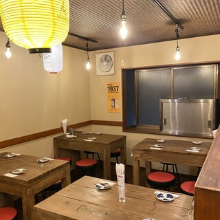 The second floor is a warm space with homemade tables♪