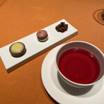 モノリス - 13.お茶菓子
      ・レモンのタルト
      ・ヘーゼルナッツとキャラメルのマカロン
      ・チョコレートクランチ