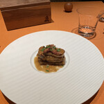 モノリス - ❼舌ビラメのムニエル、セップ茸のミルフィーユ仕立て、ベーコン。