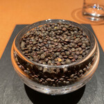 モノリス - ❶ アミューズその1
      クミン風味の人参のムースを入れた竹炭を練り込んだマカロン。
      昼飯抜いて来たので腹減りすぎて、写真を撮り忘れる（笑）