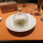 モノリス - ❺ホタテ貝とマッシュルームのソテー、ヴィネグリットで和えたシャインマスカット、ハーブのサラダ。