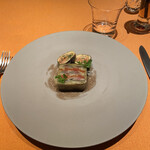 モノリス - ❹秋刀魚の冷燻、茄子のキャビア仕立て、トマトのコンフィのテリーヌ、秋刀魚の肝を使ったヴィネグリットソース、黒イチヂクのサラダ添え。
      