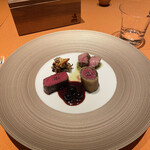 モノリス - ❾北海道別海町の蝦夷鹿のデクリネゾン、シャンピニオンのソテー、
      ・背肉のロースト、プルーベリーソース
      ・フィレ肉のパートブリック包み
      ・タンのグリル、ラヴィゴットソース