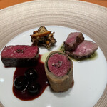 モノリス - 北海道別海町の蝦夷鹿のデクリネゾン、シャンピニオンのソテー、
      ・背肉のロースト、プルーベリーソース
      ・フィレ肉のパートブリック包み
      ・タンのグリル、ラヴィゴットソース