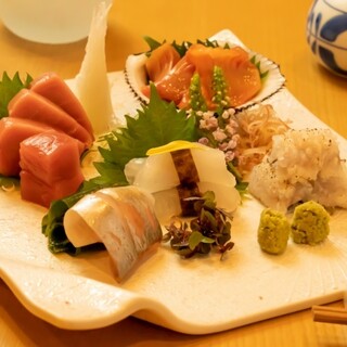 Authentic Japanese cuisine made with seasonal ingredients, made with the master Japanese-style meal 's proven skills.