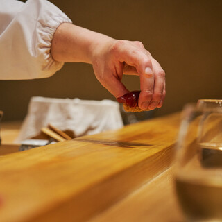 デートや会食、記念日から普段使いまで。
      至高の一貫をお楽しみください。