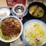 松屋 - スパイシーキーマ牛めし小盛野菜セット　620円