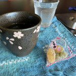 町屋川珈琲 - サービスの冷茶と甘納豆♪