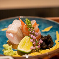 日本料理 晴山 - 2022.9 お造り（サッと昆布で〆た大間産鮃、レアーに火を入れた鹿児島産車海老、本わさび、海苔佃煮、塩、醤油、おろしポン酢）