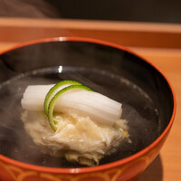 日本料理 晴山 - 2022.9 お椀（毛蟹と新銀杏の真薯、白芋茎、青柚子の皮）