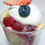ハッピーベリー - ダブルベリーのチーズパフェ（450円）◆2009/7