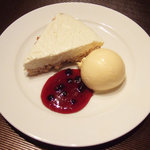 ビストロ ラ・シブレット - レアチーズケーキ はちみつアイス添え(850円)