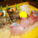 弥助寿司本舗 - 刺し身３種