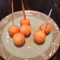 バル デ エスパーニャ ムイ 名古屋ミッドランド店 - チーズのフライ蜂蜜がけ