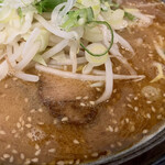 蔵出し味噌ラーメン やまぶき - 非常に濃厚なスープ！
            チャーシューはコンパクトに折り畳まれている。