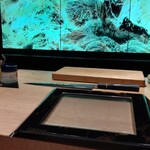 渋谷 鮨 清水 - カウンター越しのプロジェクション（日本酒飲んで寿司食べてたら途中から忘れてた）